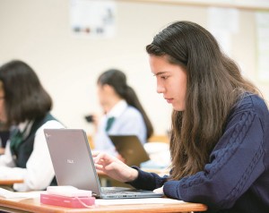 来年度から中学生も全員がノートパソコンを所持し、全教室にWi-Fiと大型モニターを整備。