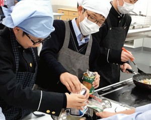 調理実習の授業風景。男子生徒だけだから、逆に母親などへの感謝の気持ちが強くなるのだそう。