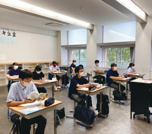TAコースのスクールライフ 思い切り勉強ができる環境で、10人のクラスメートが真剣に授業に耳を傾ける