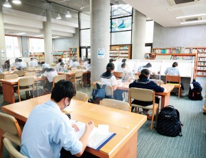 蔵書数が多く、たくさんの生徒達が利用する図書館。本の貸出・返却だけでなく、放課後は自習する生徒の姿も