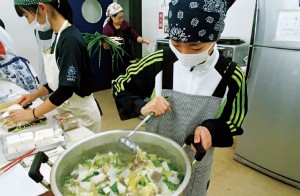 校内の畑でとれた野菜をみんなで調理して食べる「共同食事」。