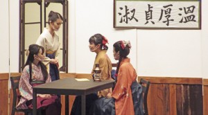 袴姿にマウスシールドを着用して、大正期の女学生らを演じました。