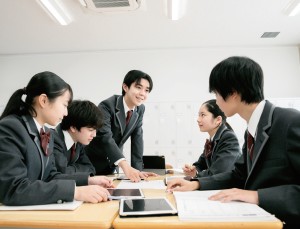 共学校になるにあたり、校舎を内装・外装全面リニューアル。プレゼンやPBL型授 業に適した教室や図書館に変わりました。新しい制服はグレーのブレザーに。イン ターナショナルクラスは外国人教員がホームルームも担当。休み時間も英語で話し やすい環境が整っている