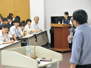 各分野の第一線で活躍する方が、同校に来校し授業を行う「大学訪問授業」。隈研吾、池上彰、坂本龍一、夏井いつきなど、錚々たる方々が講師を務めており、その内容は書籍にもなっています。今年度は20回程度、開催予定とのことです。