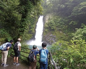 約1万7千年前の溶岩流跡の崖を流れ落ちる「浄蓮の滝」を見学。夏合宿では「伊豆半島ジオパーク」内の各地を巡る。