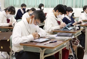 教室は静かだが、iPad上ではにぎやかに言葉が飛び交っている国語の授業