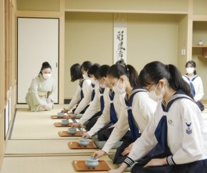 畳の上に正座して受ける礼法の授業風景。自然と背筋が伸びて、穏やかな気持ちになれる