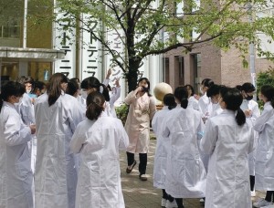 理科の授業では、研究用白衣を着て参加することも。