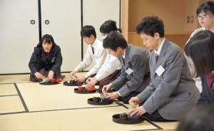 茶道の作法を学ぶ生徒たち。その表情は真剣そのもの