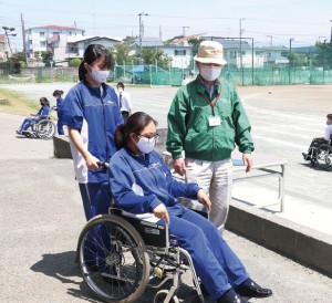 「車いす体験」 指導は地域のボランティアグループの方。 