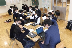 GLEクラスの外部企業とのコラボ授業。1グループ4名の生徒につき、一人の社員がメンターとして生徒たちをサポート