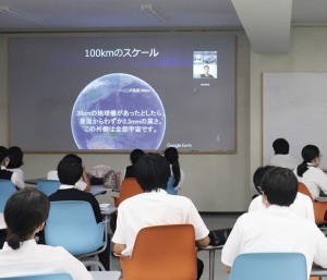 「探究学習 with JAXA」では、昨年度は、年間を通じてオンラインでJAXA職員の方とディスカッションを行いました。