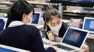情報系探究ゼミ「Miwada Code Girls」の様子。1人1台のMac Bookを用い、高度なプログラミングに挑戦