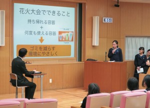 中3の「環境の時間」で取り組んだ内容を、鎌倉市長にプレゼンテーションする鎌女生。