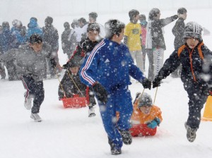 本校名物の「雪中」運動会での「ソリリレー」