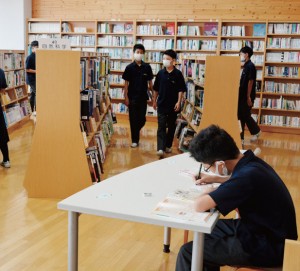 調べ学習にも活用されているため、図書室の利用 率は高い