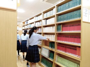 ）和歌について全集の 棚を熱心に調べる高１の生徒。調べ学習ではふだんは見る機会がない棚を見ることにもなり、新たな読書体験にも