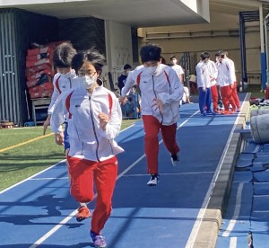 中高合わせると100人ほどの部員がいる陸上部。自己タイムを上げるためにそれぞれが鍛錬を積む