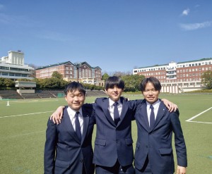 左から、柘植海人（かいと）くん（北里大学医学部1年）、藤原日太郎くん（高２）、荒井海渡（かいと）くん（高３）。ナイター完備の人工芝グラウンドが魅力だった。