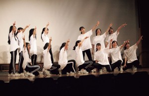 ダンスクラブ(写真)と演劇クラブは、年に3回の公演の成功に向け、部員全員が力を合わせて練習に取り組んでいます