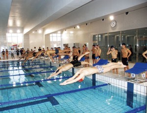 水泳部員が活動する屋内プール