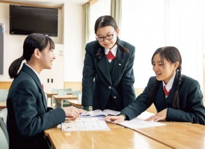 落ち着いたグリーンをベースカラーにした現在の制服