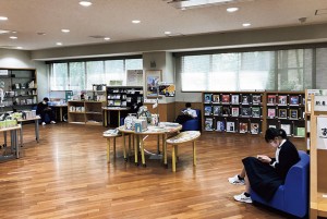 「第三教育センター」と呼ばれる図書館は学習の情報拠点。12万冊以上の蔵書を備え、読書を通じて自身の興味と学びの幅を広げています