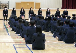 受験報告会では、受験を意識した時期、学校のフォローについて、勉強と部活動のバランス、1～2年生の時に考えていたことなど、1・2年生（現、2・3年生）に生の声を届けました。個別相談では使用した参考書など、より具体的な質問に答えていました。