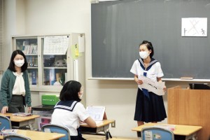 中1～中3の「国語表現」の授業では「話す」「聞く」「書く」の3技能を中心に表現力を養う。写真は本のプレゼン「ブックトーク」