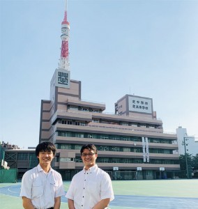 実行委員長の島くん（左）と石渡先生（右）。東京タワーが見える都心の校舎で。