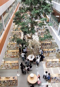 メディアセンターは教室24室分の広さで、約９万冊の蔵書を誇る、同校自慢の施設