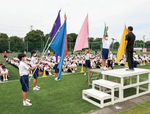 3年ぶりの体育祭。開会式で各チームの団旗集合