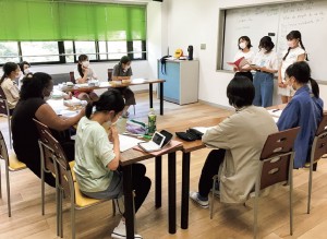 Language Villageでの座学。学年に関係なく10人程度のグループに分かれて学習しました