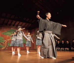 芸術鑑賞会「能・狂言」 生徒たちは能や狂言の所作を体験するチャンスもある