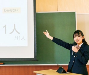 中３は１年間かけて「自問自答」の集大成として、自分なりのテーマを掘り下げ、中学生全員の前で発表