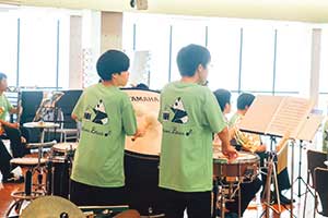 通称じょったまブラスの名前入りT シャツを着て演奏。