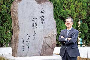 「失敗を恐れずに、まずはチャレンジを！学校も新しいことにどんどん挑戦していきますよ」と話す朝木校長。