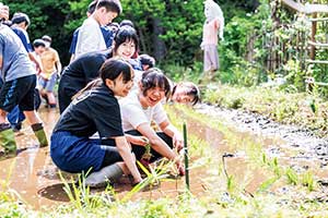 中1、中2が総合的な学習で取り組む「土と生命の学習」では、「つながり」をテーマに学ぶ