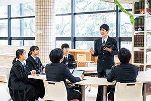 中2の後半から中3で取り組むのが「課題研究論文」。個人がそれぞれテーマを設定し、ゼミ形式で研究を深める