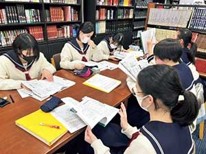 ▲新聞の切り抜きを活用。ポスターを作って医療問題を考えたGSの授業。