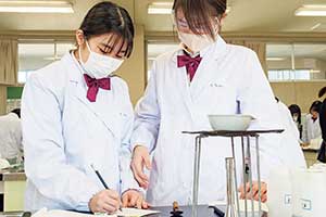 実験機会が豊富な理科。仮説→実験→検証のプロセスのなかで、思考力を育む