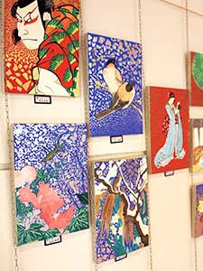 さまざまな画材や技法を使って制作された作品は長い廊下一面に展示されている
