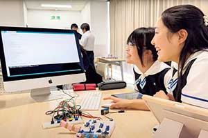 プログラミングでロボットを動かす授業。楽しそう!