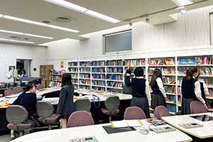 英語の蔵書のみで約3万冊を誇る図書室。一日で約1000冊の貸出実績がある。