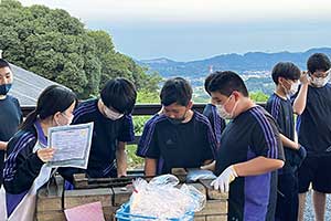 1泊2日の「中学校夏期研修」。企業訪問、ワークショップも。