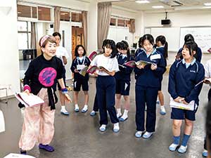 同じ役の仲間と一緒にセリフを声に出して練習!