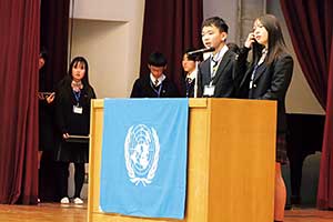 3年生の「グローバル探究」の授業で全員が挑戦する模擬国連