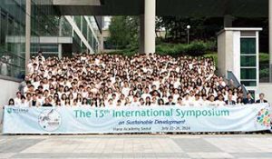 韓国・ハナ高校のシンポジウムでは、アジア各国から集まる高校生がプレゼンテーションと議論を行う