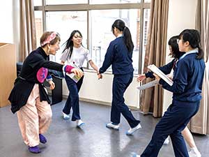 他の役のメンバーとチームを組んで、演技を実践!