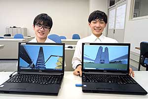 「ひなづる祭」で大人気のパソコン部「マインクラフト」。塩田さん(左)、後藤さん(右)